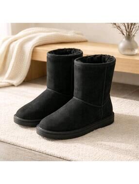 New Uggs Womans Black Boots Size 8